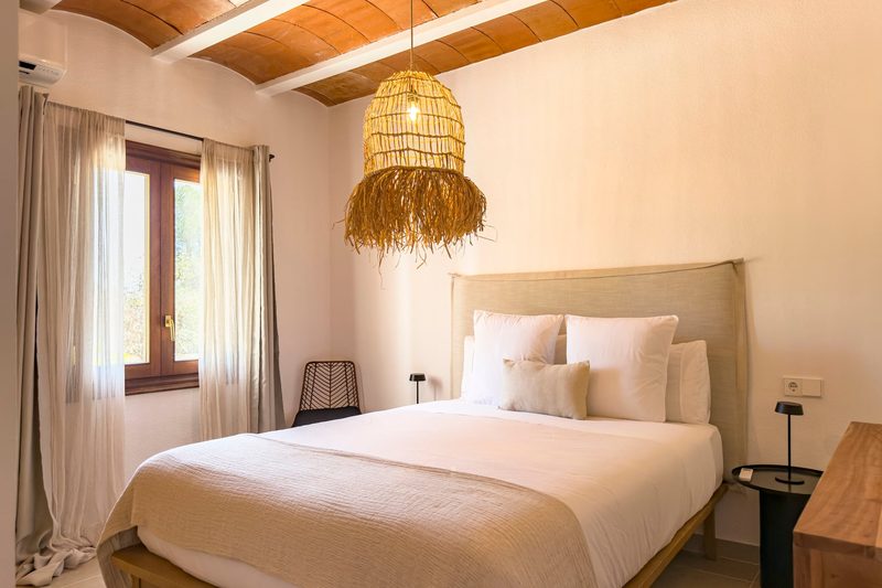 A double bedroom with a wooden beamed ceiling